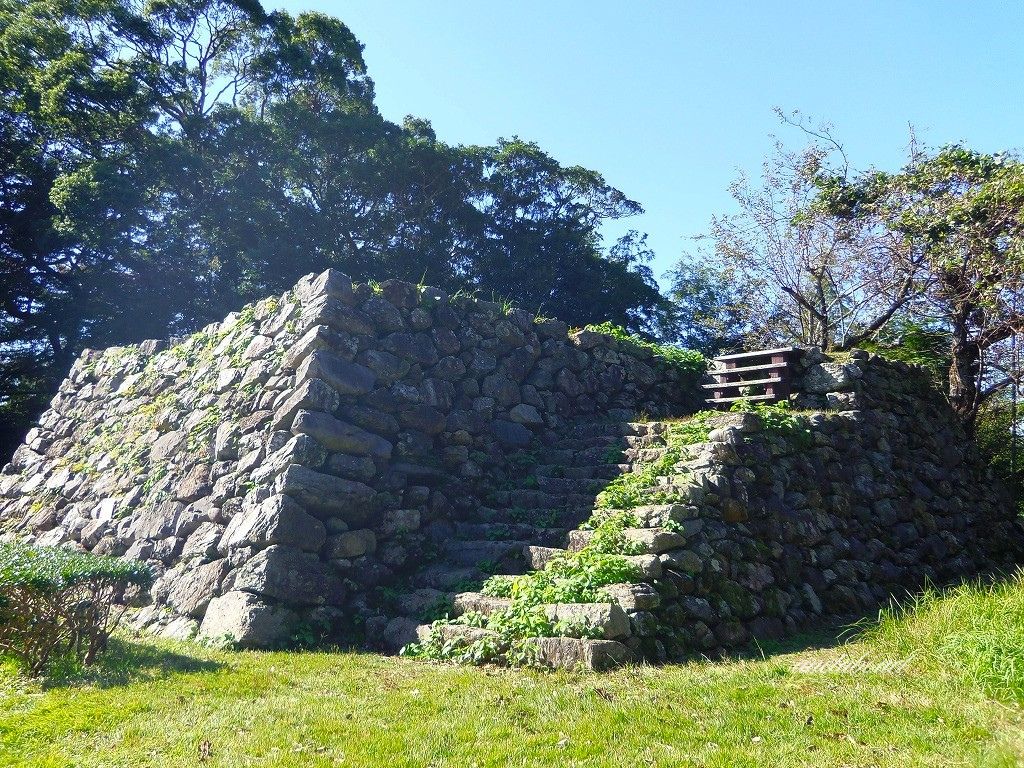 二俣城跡に残る天守台（2018年10月撮影）