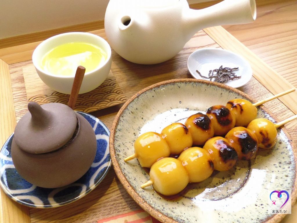 団子茶屋 郡上八幡の団子セット（左下の壺の中にはきな粉が入っている）