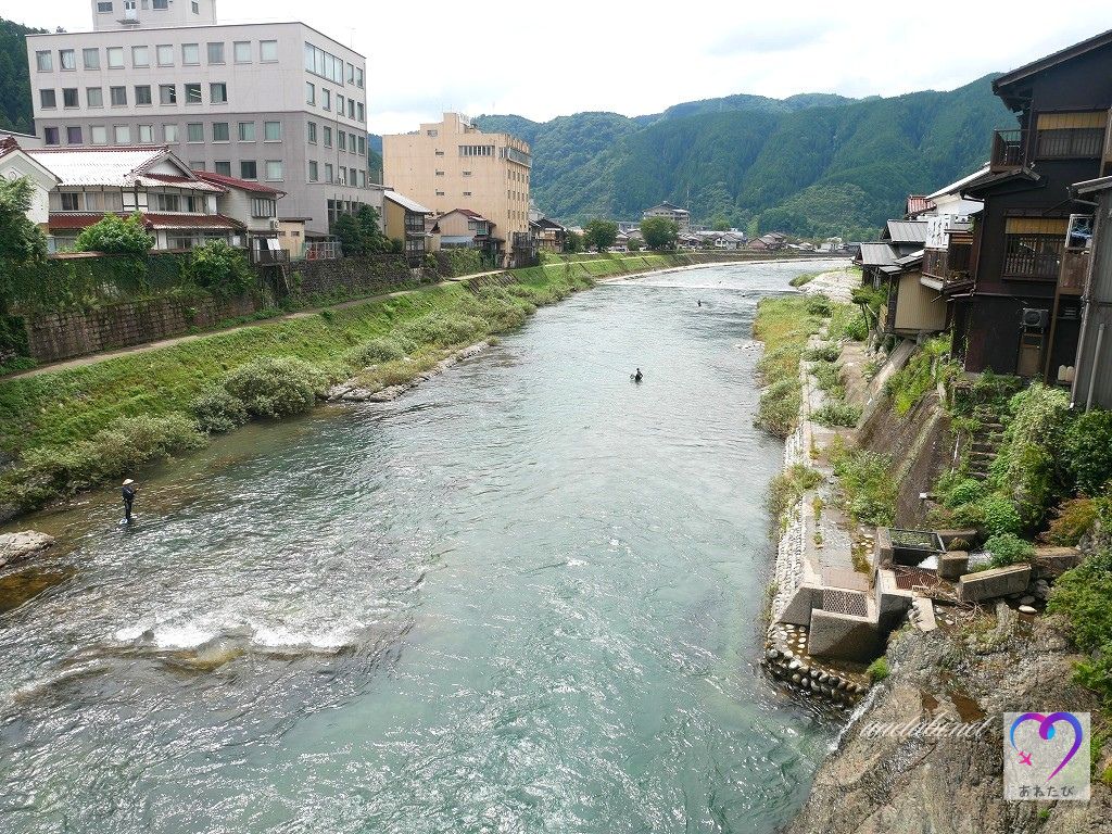 吉田川に架かる宮ヶ瀬橋から、橋の上から鮎釣りをしている人たちを眺める