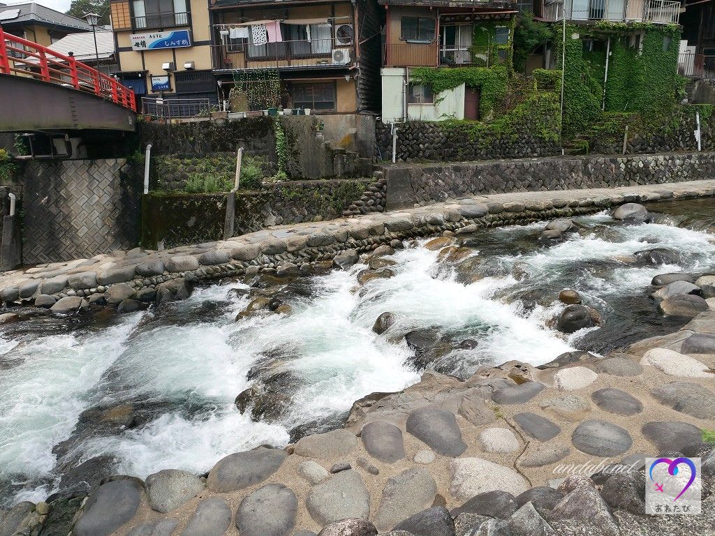 宗祇水が流れ込む小駄良川
