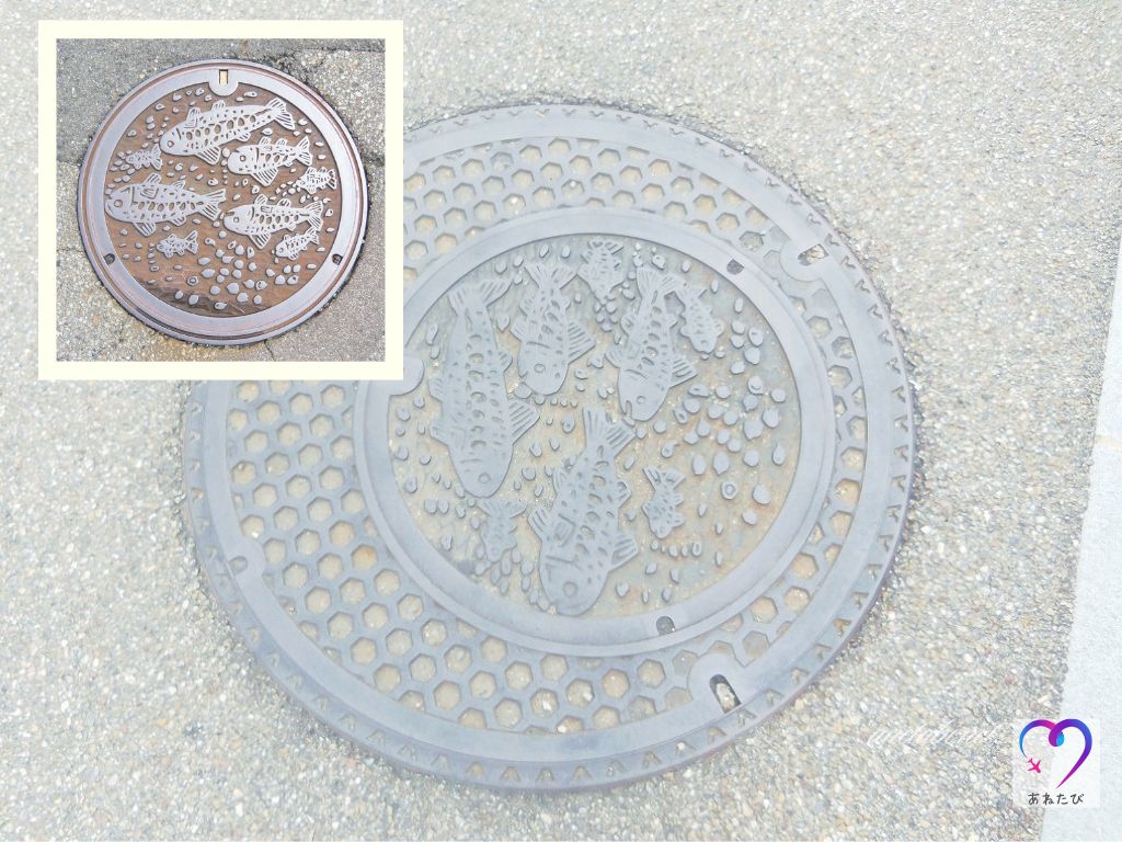 郡上八幡のマンホールの蓋（中央は郡上八幡の親子蓋）