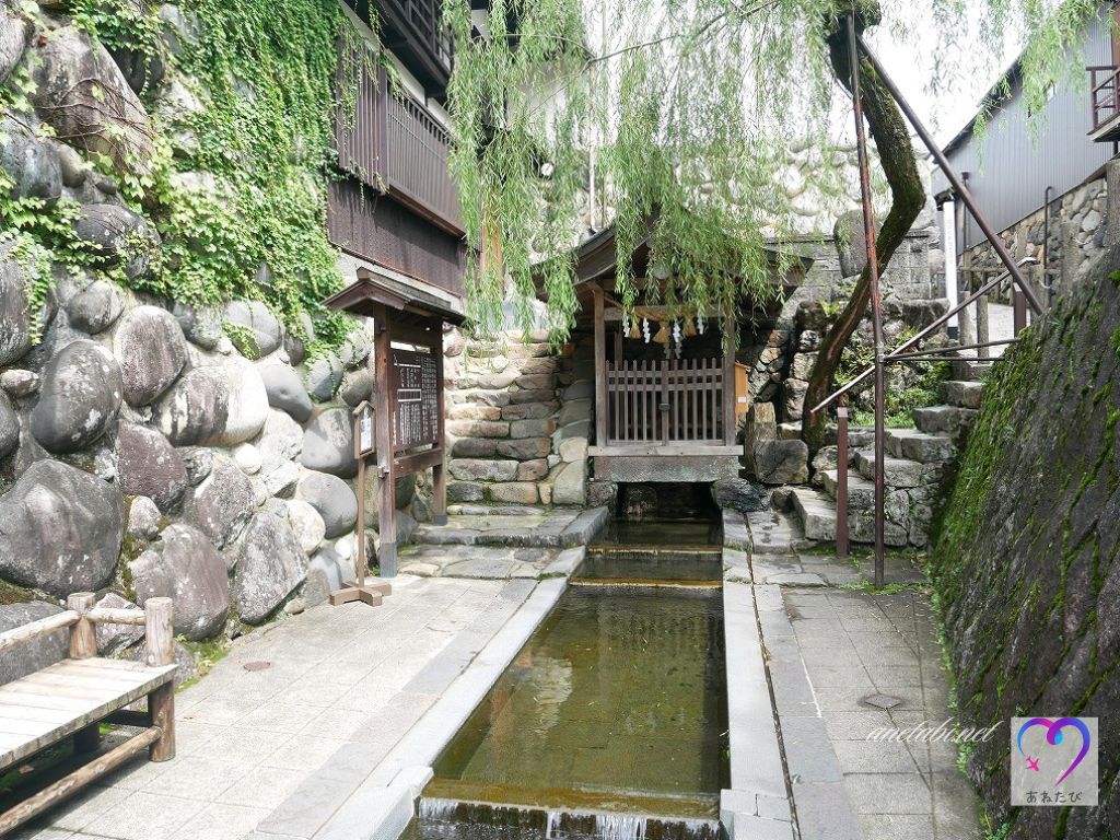 ほぼ正面から見た宗祇水