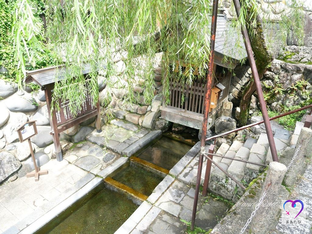 宗祇水へは右側の石段を下りる