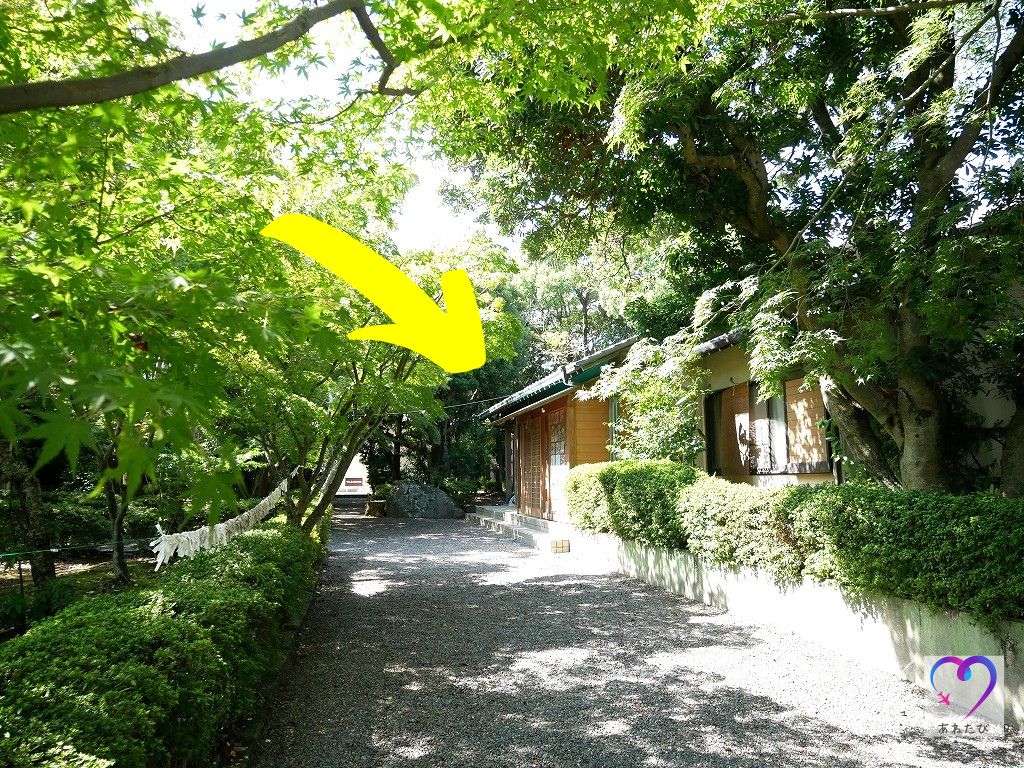 approach to agatai shrine(the building at the end of the yellow arrow is the shrine office)